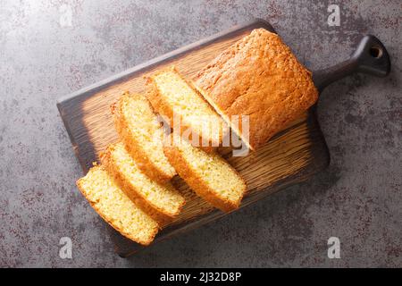 Deliziosa torta al biscotto Madera da vicino su un asse di legno sul tavolo. Vista dall'alto orizzontale Foto Stock