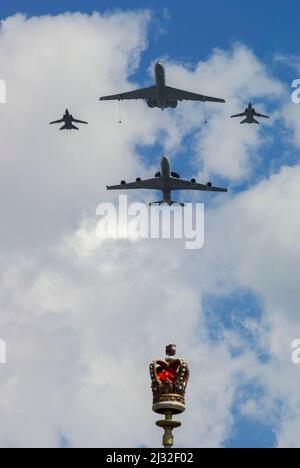 RAF Planes nel Queen's Birthday Flypassato sopra il Mall, Londra, dopo Trooping the Color. Vickers VC10, due combattenti Tornado e Boeing e-3D Sentry Foto Stock