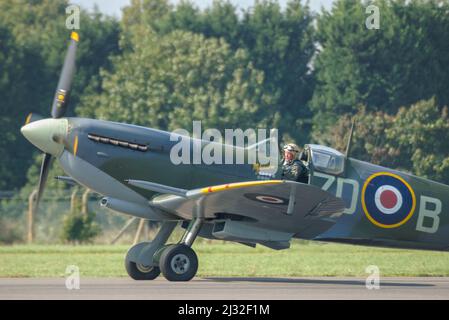 Il pilota Ray Hanna tassò il secondo aereo da combattimento della seconda Guerra Mondiale Supermarine Spitfire IX MH434 ad un'esposizione aerea a Biggin Hill, Kent, Regno Unito, nel 2005 Foto Stock