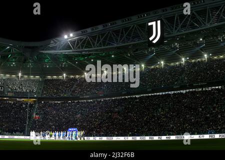 Stadio Allianz, Torino, Italia, 03 aprile 2022, Le squadre al centro del campo durante il canto di Imagine, per la pace, prima dell'inizio di Foto Stock