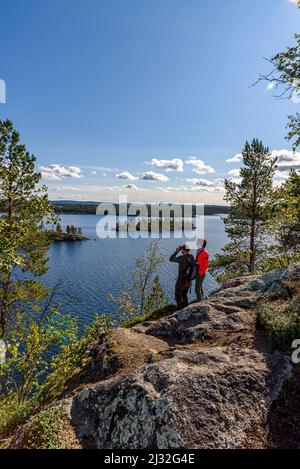 Tour in barca a Ukonkivi - Isola Sacra dei Sami nel lago Inari, Inari, Finlandia Foto Stock