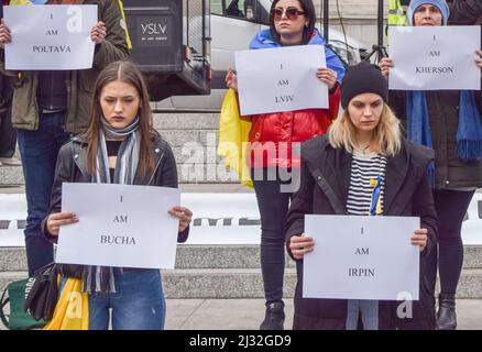 Londra, Regno Unito. 3rd aprile 2022. I manifestanti hanno organizzato un raduno a sostegno dell'Ucraina a Trafalgar Square e hanno appostato segnali con i nomi delle città e delle città ucraine che hanno sofferto di più dagli attacchi russi. Foto Stock