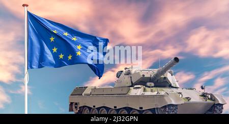 Bandiera ufficiale dell'Unione europea di fronte a un carro armato militare Foto Stock