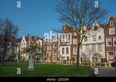 Amsterdam, Paesi Bassi, marzo 2022. Il beghinaggio ad Amsterdam con facciate storiche. Foto di alta qualità Foto Stock