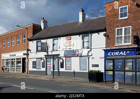 Il pub Griffin, su High Street - chiuso e chiuso, in attesa di un nuovo inquilino - Market Weighton, East Yorkshire, Inghilterra Regno Unito Foto Stock