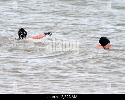 Sheerness, Kent, Regno Unito. 5th Apr 2022. UK Meteo: Nuotatori di mare in un pomeriggio caldo e soleggiato a Sheerness, Kent. Credit: James Bell/Alamy Live News Foto Stock