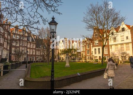 Amsterdam, Paesi Bassi, marzo 2022. Il beghinaggio ad Amsterdam con facciate storiche. Foto di alta qualità Foto Stock