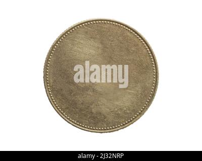 Un primo piano di una moneta di metallo vuota su uno sfondo bianco semplice per disegno individuale o montaggio Foto Stock