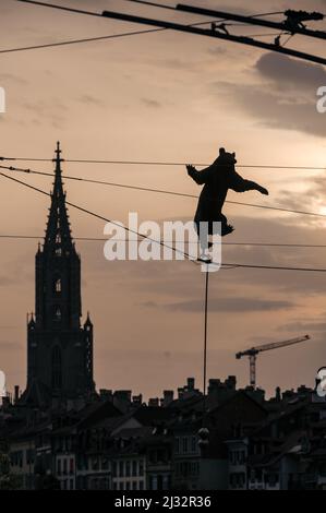 Silhouette di Berner Münster e Oldtown con statua dell'orso Foto Stock