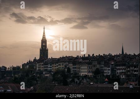 Silhouette di Berner Münster e Oldtown Foto Stock