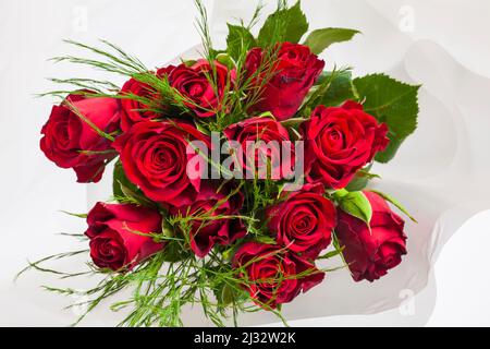 Guardando giù sul mazzo di rose rosse di Bouquet per il giorno di San Valentino impostato su sfondo bianco Foto Stock