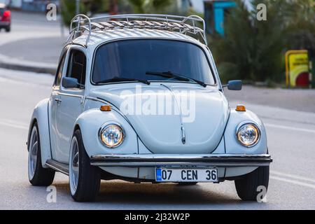 Side; Turchia – Marzo 02 2022: Auto bianca d'epoca Volkswagen Beetle sullo sfondo di una strada della città, vista frontale. Leggendaria auto retrò in un ambiente urbano Foto Stock