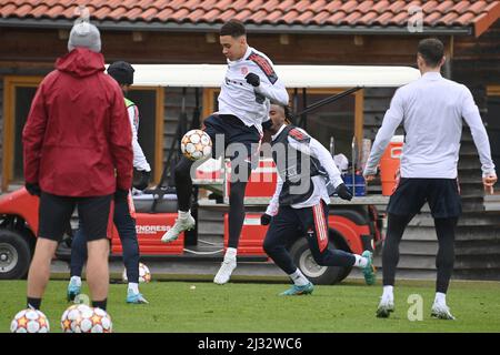 Monaco di Baviera, Germania. 05th Apr 2022. Jamal MUSIALA (FC Bayern Monaco) sulla palla, azione. FORMAZIONE FINALE. Calcio Champions League/ quarti di finale FC Villarreal -FC Bayern Monaco di Baviera il 5th aprile 2022 Credit: dpa/Alamy Live News Foto Stock