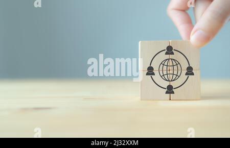 Concetto di Gig Economy, freelance, ambiente di lavoro ibrido. La combinazione della tendenza occupazionale; la crescita verso assunzioni esterne. Businessman mette i cubi di legno con Foto Stock