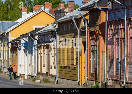 Pedoni con case in legno, scene di strada nella città vecchia di Rauma, costa occidentale, Finlandia Foto Stock