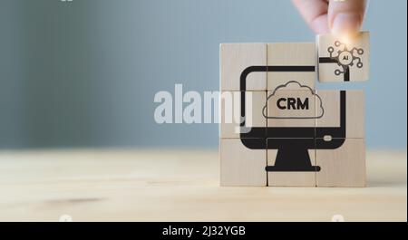 Concetto di soluzione ai-CRM. Strategia di marketing basata sui dati con l'intelligenza artificiale. Per il piano di marketing, fornendo un'interazione automatizzata con il cliente. Tenere a mano il cucciolo di legno Foto Stock