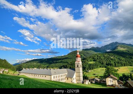 Chiesa di pellegrinaggio Maria Schnee con monastero di Servite, Maria Luggau, Lesachtal, Alpi Carniche, Carinzia, Austria Foto Stock