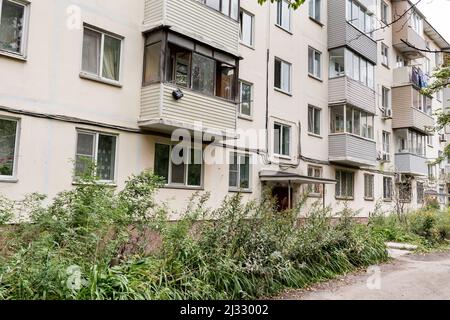 Cortile di Khrushchyovka, tipo comune di vecchio edificio a basso costo in Russia e spazio post-sovietico. Tipo di edifici prefabbricati. Integrato Foto Stock