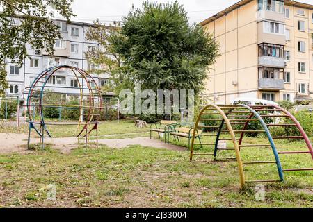 Cortile di Khrushchyovka, tipo comune di vecchio edificio a basso costo in Russia e spazio post-sovietico. Tipo di edifici prefabbricati. Integrato Foto Stock