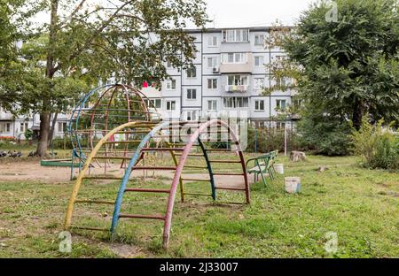 Cortile di Khrushchyovka, tipo comune di vecchio edificio a basso costo in Russia e spazio post-sovietico. Tipo di edifici prefabbricati. Integrato Foto Stock