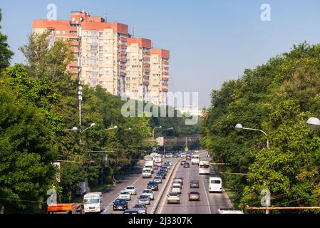 Ore di corsa auto strada della città. Auto in autostrada in ingorgo 18-07-2019 Russia, Rostov su Don. Foto Stock