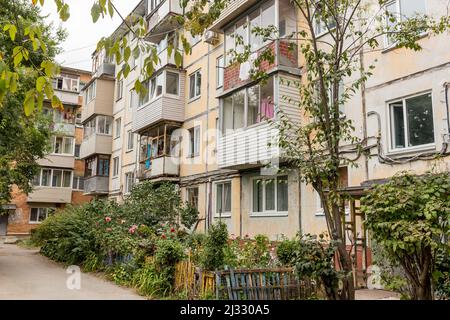 Cortile di Khrushchyovka, tipo comune di vecchio edificio a basso costo in Russia e spazio post-sovietico. Tipo di edifici prefabbricati. Integrato Foto Stock