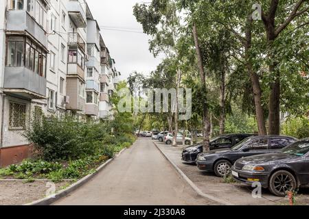 Cortile di Khrushchyovka, tipo comune di vecchio edificio a basso costo in Russia e spazio post-sovietico. Tipo di edifici prefabbricati. Integrato Foto Stock