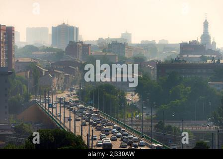 Ore di corsa auto strada della città. Auto in autostrada in ingorgo 18-07-2019 Russia, Rostov su Don. Foto Stock