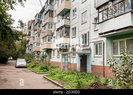 Cortile di Khrushchyovka, tipo comune di vecchio edificio a basso costo in Russia e spazio post-sovietico. Tipo di edifici prefabbricati. Integrato Foto Stock