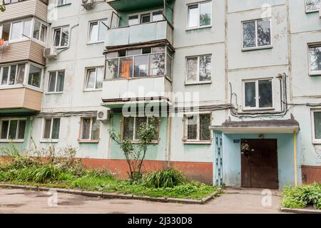 Cortile di Khrushchyovka, tipo comune di vecchio edificio a basso costo in Russia e spazio post-sovietico. Tipo di edifici prefabbricati. Integrato Foto Stock