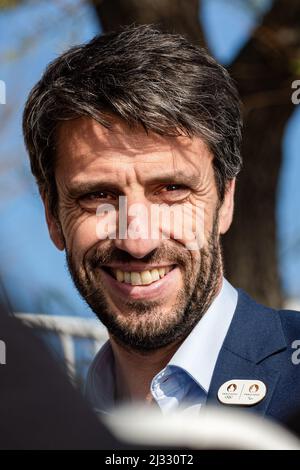 22 marzo 2022, Marsiglia, Francia: Tony Estanguet visto durante la sua visita al Cercle des Nageurs de Marseille (CNM). Tony Estanguet, membro del CIO (Comitato Olimpico Internazionale) e del Comitato Organizzatore dei Giochi Olimpici di Parigi 2024 è in visita a Marsiglia. Ha incontrato gli atleti del club di nuoto Cercle des Nageurs de Marseille. La città di Marsiglia organizzerà una parte importante degli eventi nautici di Parigi 2024. (Credit Image: © Laurent Coust/SOPA Images via ZUMA Press Wire) Foto Stock