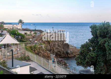 FUNCHAL, PORTOGALLO - 21 AGOSTO 2021: Questa è la località balneare del Lido in una serata estiva. Foto Stock