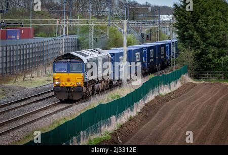Direct Rail Services Classe 66 - 66429 lasciando DIRFT con un set completo di carri Tesco Foto Stock