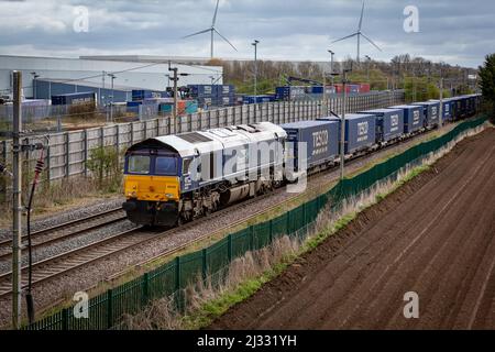 Direct Rail Services Classe 66 - 66430 partenza da DIRFT con un pieno carico di carri Tesco Foto Stock