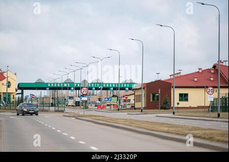 Vista di un valico di frontiera al Grzechotki. La Russia ha invaso l'Ucraina il 24 febbraio 2022, scatenando il più grande attacco militare in Europa dalla seconda guerra mondiale Fino a 10 milioni di ucraini sono fuggiti dalle loro case, lasciando il paese o trasferendosi in aree più sicure all’interno dell’Ucraina. Si ritiene che circa 3 milioni di rifugiati abbiano attraversato i confini verso i paesi vicini. Foto Stock