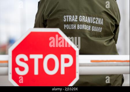 Guardia di frontiera polacca vista al valico di frontiera di Grzechotki in Polonia. La Russia ha invaso l'Ucraina il 24 febbraio 2022, scatenando il più grande attacco militare in Europa dalla seconda guerra mondiale Fino a 10 milioni di ucraini sono fuggiti dalle loro case, lasciando il paese o trasferendosi in aree più sicure all’interno dell’Ucraina. Si ritiene che circa 3 milioni di rifugiati abbiano attraversato i confini verso i paesi vicini. Foto Stock