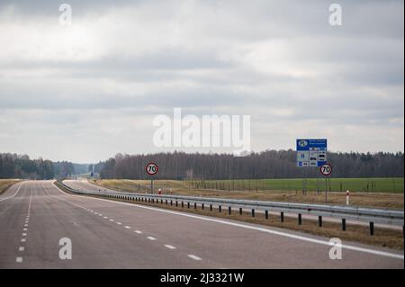 Vista di una strada vuota al valico di frontiera di Grzechotki. La Russia ha invaso l'Ucraina il 24 febbraio 2022, scatenando il più grande attacco militare in Europa dalla seconda guerra mondiale Fino a 10 milioni di ucraini sono fuggiti dalle loro case, lasciando il paese o trasferendosi in aree più sicure all’interno dell’Ucraina. Si ritiene che circa 3 milioni di rifugiati abbiano attraversato i confini verso i paesi vicini. Foto Stock