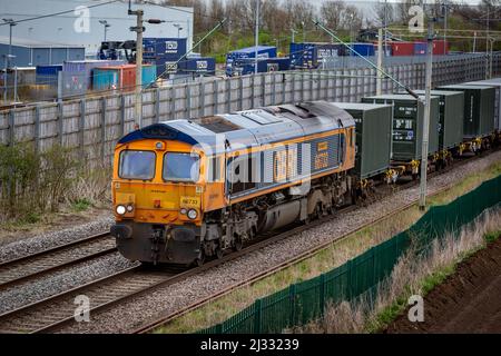 La classe GB Railnight 66 - 66733 supera il DIRFT Foto Stock