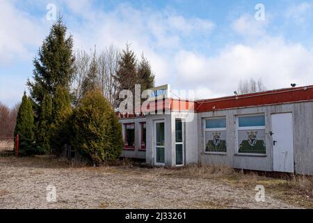 Vista di un bar Kalinka chiuso vicino al valico di frontiera a Grzechotki. Molte attività economiche sono state chiuse dalla riduzione del traffico frontaliero con la Russia a partire dal 2012. La Russia ha invaso l'Ucraina il 24 febbraio 2022, scatenando il più grande attacco militare in Europa dalla seconda guerra mondiale Fino a 10 milioni di ucraini sono fuggiti dalle loro case, lasciando il paese o trasferendosi in aree più sicure all’interno dell’Ucraina. Si ritiene che circa 3 milioni di rifugiati abbiano attraversato i confini verso i paesi vicini. Foto Stock