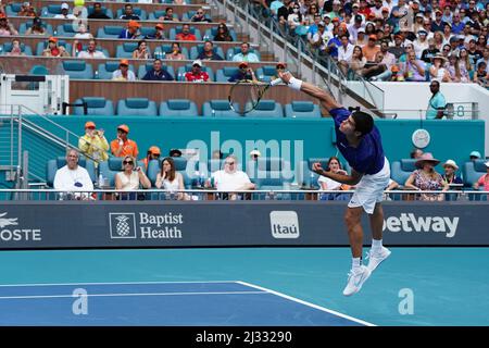 Miami Gardens, USA. 03rd Apr 2022. MIAMI GARDENS, FLORIDA - APRILE 03: Carlos Alcaraz di Spagna in azione contro Casper Ruud di Norvegia nella finale Men's Singles durante il Miami Open all'Hard Rock Stadium il 03 Aprile 2022 a Miami Gardens, Florida. Alcaraz sconfisse Ruud 7-5, 6-4 (Photo by JL/Sipa USA) Credit: Sipa USA/Alamy Live News Foto Stock