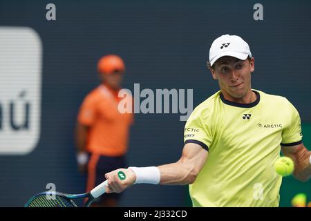 Miami Gardens, USA. 03rd Apr 2022. MIAMI GARDENS, FLORIDA - 03 APRILE: Casper Ruud di Norvegia in azione contro Carlos Alcaraz di Spagna nella finale Men's Singles durante il Miami Open all'Hard Rock Stadium il 03 aprile 2022 a Miami Gardens, Florida. Alcaraz sconfisse Ruud 7-5, 6-4 (Photo by JL/Sipa USA) Credit: Sipa USA/Alamy Live News Foto Stock