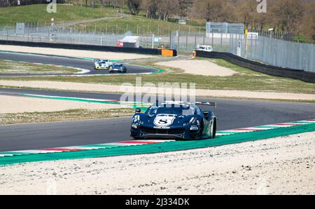 Velocità auto da corsa su pista asfaltata Ferrari 488 GT3. Circuito del Mugello, Italia, marzo 25 2022. Serie 24 ore Foto Stock