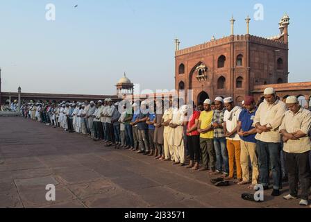 I devoti musulmani offrono preghiere alla Moschea di Jama Masjid il secondo giorno del mese santo del Ramadan. (Foto di Kabir Jhangiani/Pacific Press) Foto Stock