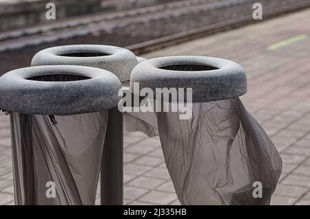 svuotare le lattine di spazzatura sulla strada. Separazione immondizia Foto Stock