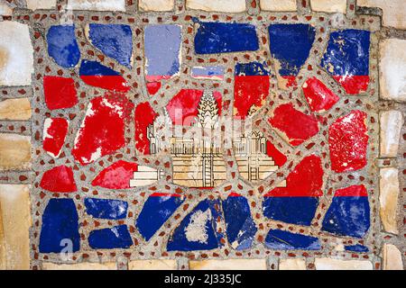 Bandiera nazionale della Cambogia su sfondo muro di pietra. Bandiera banner su sfondo di pietra texture. Foto Stock