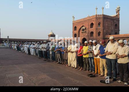 New Delhi, Delhi, India. 4th Apr 2022. I devoti musulmani offrono preghiere alla Moschea di Jama Masjid il secondo giorno del mese santo del Ramadan. (Credit Image: © Kabir Jhangiani/Pacific Press via ZUMA Press Wire) Foto Stock