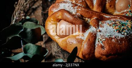 Una tradizionale torta spagnola mona de pascua, consumata il lunedì di Pasqua, ornata con uova sode, in formato panoramico da utilizzare come banner web Foto Stock