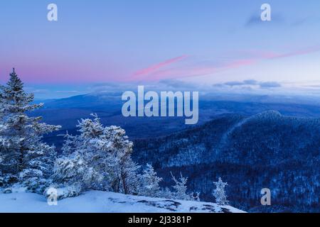 Vista del Presidential Range da Owl's Head (Cherry Mountain) a Carroll, New Hampshire dopo il tramonto durante i mesi invernali. Il passo Cohos Trail Foto Stock