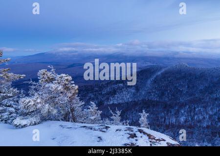 Vista del Presidential Range da Owl's Head (Cherry Mountain) a Carroll, New Hampshire dopo il tramonto durante i mesi invernali. Il passo Cohos Trail Foto Stock