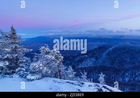 Vista del Presidential Range da Owl's Head (Cherry Mountain) a Carroll, New Hampshire dopo il tramonto durante i mesi invernali. Il passo Cohos Trail Foto Stock